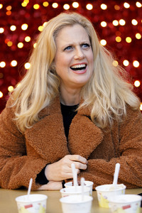 Barbara Schöneberger auf dem Weihnachtsmarkt in Köln