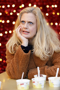 Barbara Schöneberger auf dem Weihnachtsmarkt in Köln