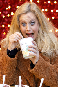 Barbara Schöneberger auf dem Weihnachtsmarkt in Köln