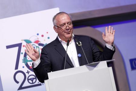 Übergabe der Ford Karnevalsfahrzeuge an das Kölner Karneval Dreigestirn in Köln