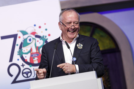 Übergabe der Ford Karnevalsfahrzeuge an das Kölner Karneval Dreigestirn in Köln