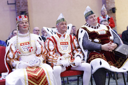 Übergabe der Ford Karnevalsfahrzeuge an das Kölner Karneval Dreigestirn in Köln