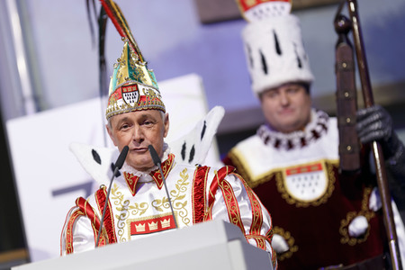 Übergabe der Ford Karnevalsfahrzeuge an das Kölner Karneval Dreigestirn in Köln