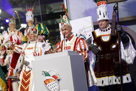 Übergabe der Ford Karnevalsfahrzeuge an das Kölner Karneval Dreigestirn in Köln
