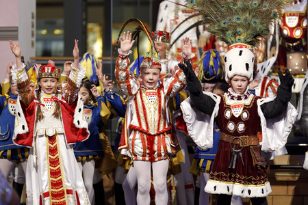 Übergabe der Ford Karnevalsfahrzeuge an das Kölner Karneval Dreigestirn in Köln