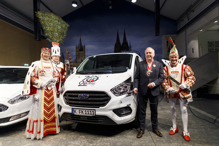 Übergabe der Ford Karnevalsfahrzeuge an das Kölner Karneval Dreigestirn in Köln