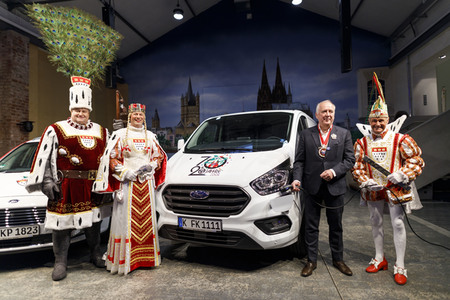 Übergabe der Ford Karnevalsfahrzeuge an das Kölner Karneval Dreigestirn in Köln
