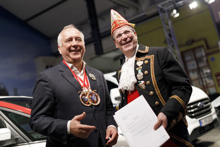 Übergabe der Ford Karnevalsfahrzeuge an das Kölner Karneval Dreigestirn in Köln