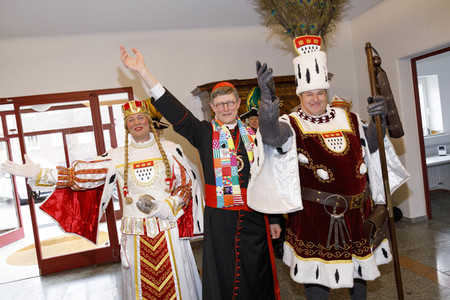 Kardinal Woelki begrüsst das Kölner Karneval Dreigestirn in Köln