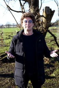 Atze Schröder pflanzt einen Baum in Hamburg