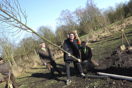 Atze Schröder pflanzt einen Baum in Hamburg