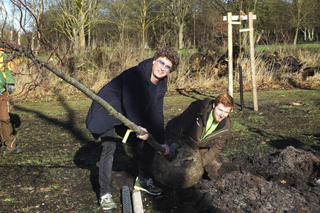 Atze Schröder pflanzt einen Baum in Hamburg