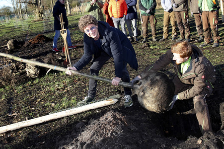 Atze Schröder pflanzt einen Baum in Hamburg