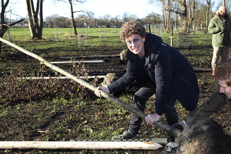 Atze Schröder pflanzt einen Baum in Hamburg