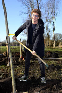 Atze Schröder pflanzt einen Baum in Hamburg