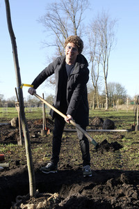 Atze Schröder pflanzt einen Baum in Hamburg