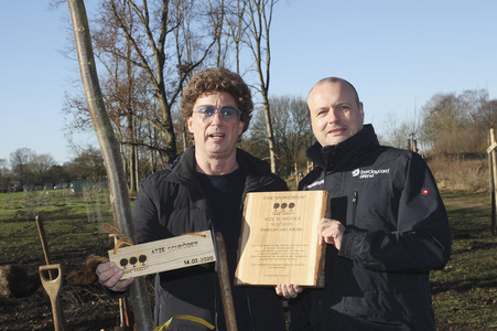 Atze Schröder pflanzt einen Baum in Hamburg