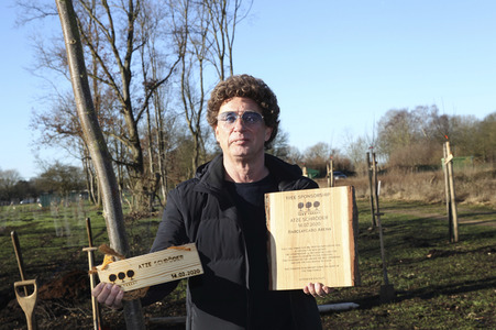 Atze Schröder pflanzt einen Baum in Hamburg