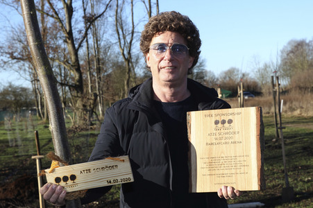 Atze Schröder pflanzt einen Baum in Hamburg