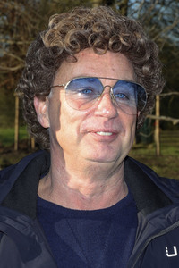 Atze Schröder pflanzt einen Baum in Hamburg