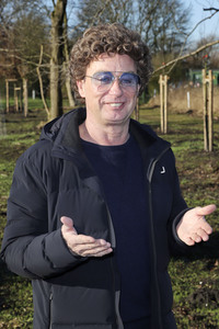 Atze Schröder pflanzt einen Baum in Hamburg