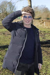 Atze Schröder pflanzt einen Baum in Hamburg