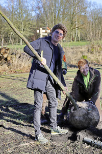 Atze Schröder pflanzt einen Baum in Hamburg