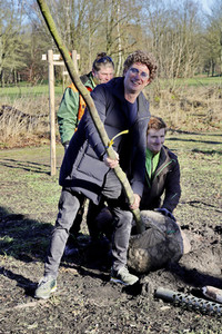 Atze Schröder pflanzt einen Baum in Hamburg