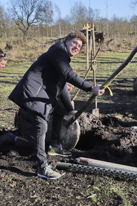 Atze Schröder pflanzt einen Baum in Hamburg