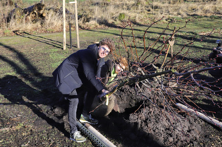 Atze Schröder pflanzt einen Baum in Hamburg