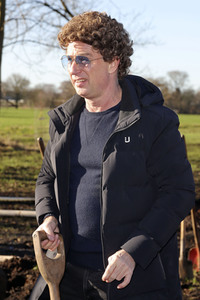 Atze Schröder pflanzt einen Baum in Hamburg