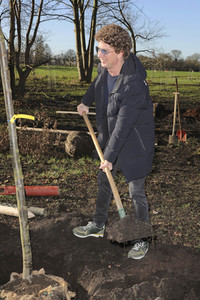 Atze Schröder pflanzt einen Baum in Hamburg
