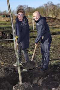 Atze Schröder pflanzt einen Baum in Hamburg