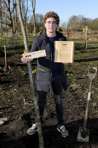 Atze Schröder pflanzt einen Baum in Hamburg
