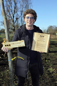 Atze Schröder pflanzt einen Baum in Hamburg