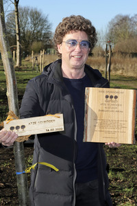 Atze Schröder pflanzt einen Baum in Hamburg