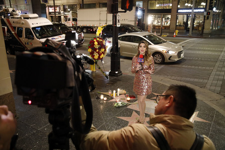 Trauerkundgebungen am Stern von Kirk Douglas in Los Angeles