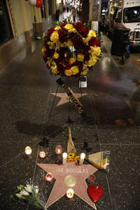 Trauerkundgebungen am Stern von Kirk Douglas in Los Angeles