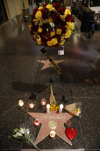 Trauerkundgebungen am Stern von Kirk Douglas in Los Angeles