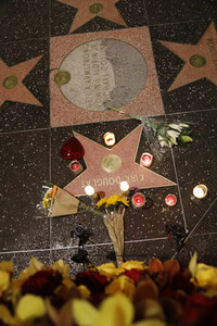 Trauerkundgebungen am Stern von Kirk Douglas in Los Angeles