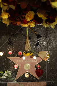 Trauerkundgebungen am Stern von Kirk Douglas in Los Angeles