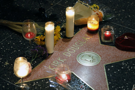 Trauerkundgebungen am Stern von Kirk Douglas in Los Angeles