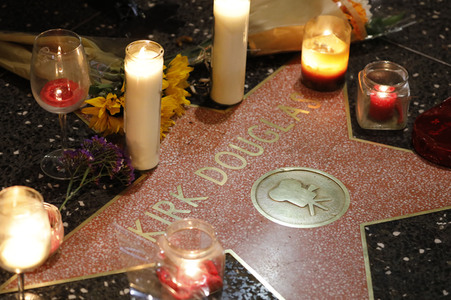 Trauerkundgebungen am Stern von Kirk Douglas in Los Angeles