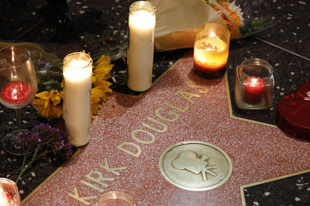 Trauerkundgebungen am Stern von Kirk Douglas in Los Angeles