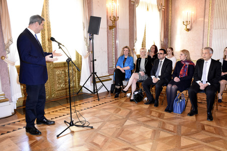 Aushändigung der Ernennungsurkunden an die neuen Kabinettsmitglieder in München