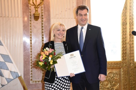 Aushändigung der Ernennungsurkunden an die neuen Kabinettsmitglieder in München