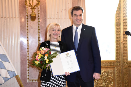 Aushändigung der Ernennungsurkunden an die neuen Kabinettsmitglieder in München