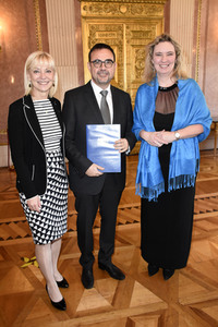 Aushändigung der Ernennungsurkunden an die neuen Kabinettsmitglieder in München