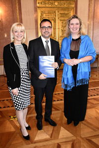 Aushändigung der Ernennungsurkunden an die neuen Kabinettsmitglieder in München