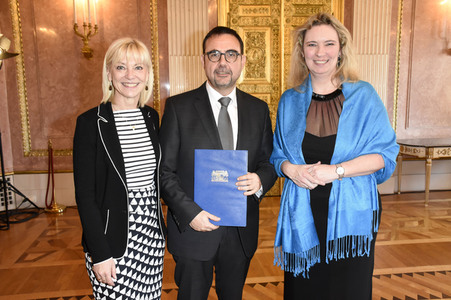 Aushändigung der Ernennungsurkunden an die neuen Kabinettsmitglieder in München